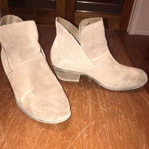 Size 6 Town Shoes booties